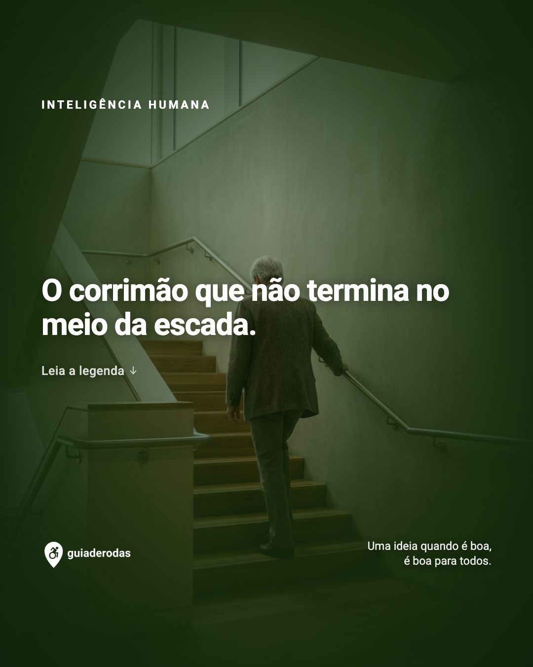 Pessoa sobe escada com a mão apoiada num corrimão que acompanha o lance inteiro